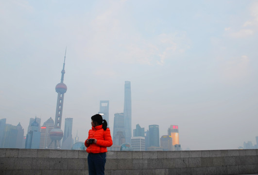 外滩雾霾下的孩子