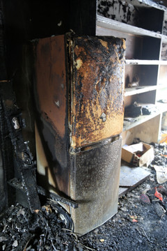 被火烧毁的电冰箱