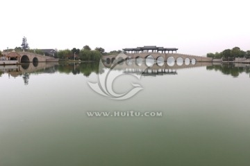 苏州金鸡湖畔石拱桥