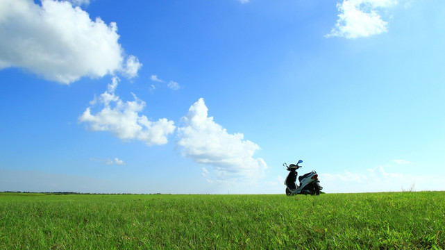 草原与摩托