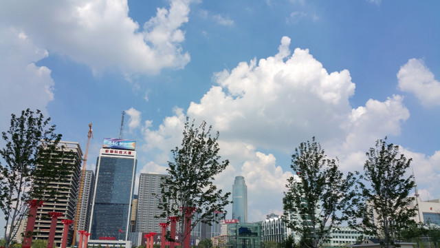 城市上空的蓝天白云