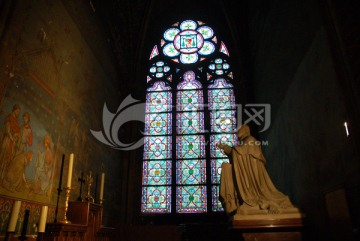 巴黎圣母院彩绘玻璃及雕塑
