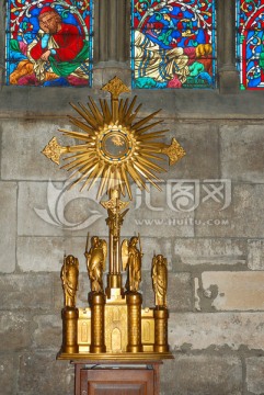 巴黎圣母院彩绘玻璃和圣物摆件