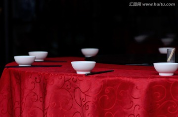 中式红桌布圆桌碗筷特写