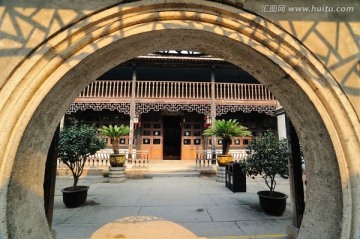圆洞门中的中国南方古民居