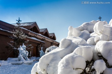 蓝天下的白雪