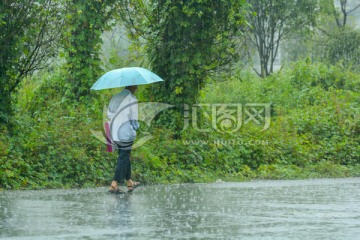 雨中老人