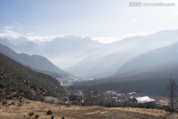 俯瞰康定新城 雪山