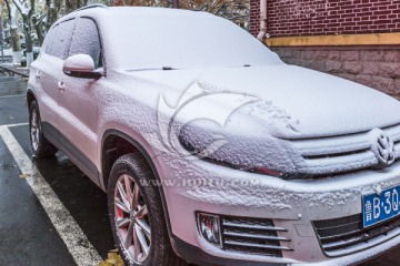雪覆盖的汽车