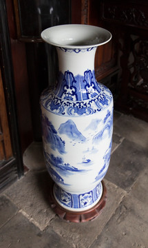 山水瓷瓶
