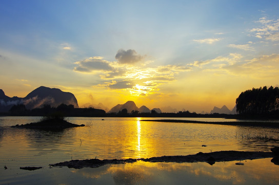 金色湖景