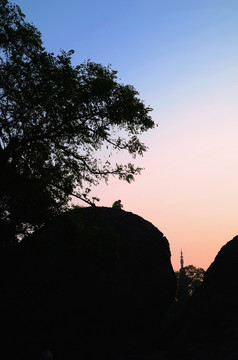 杭州宝石山晨曦与休息的攀岩人
