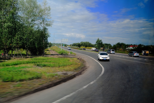 公路上动态模糊的汽车