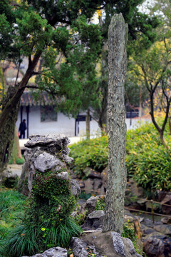苏州园林矗立石柱