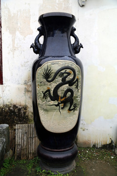 龙纹黑瓷瓶