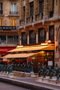 巴黎的黄昏 咖啡馆和酒吧