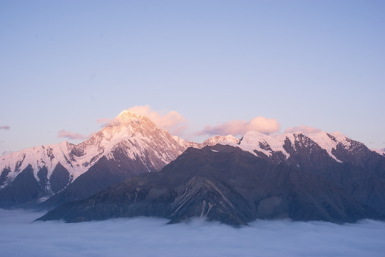 贡嘎山西坡主峰夕照