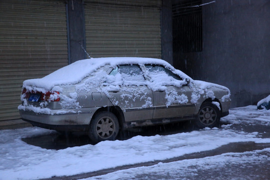 停在雪地上的汽车