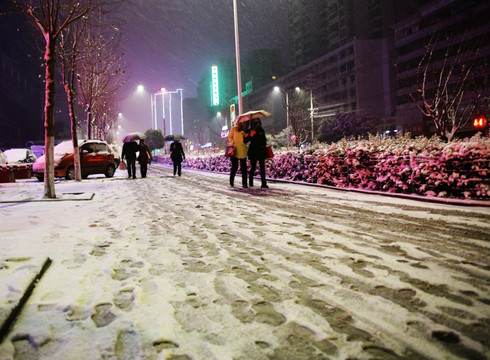夜晚的雪中街景
