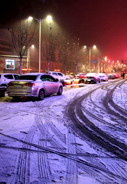 夜晚街头雪景