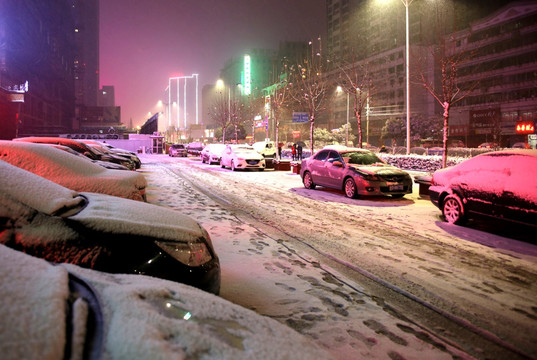 夜晚街头雪景