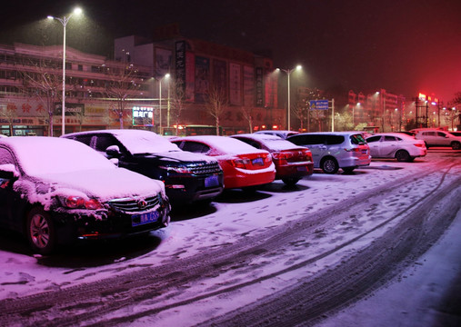 雪夜 街边停车场