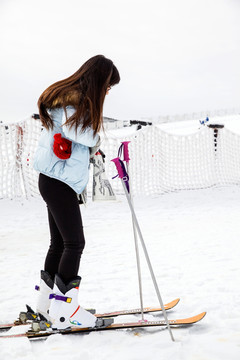 滑雪橇的女孩