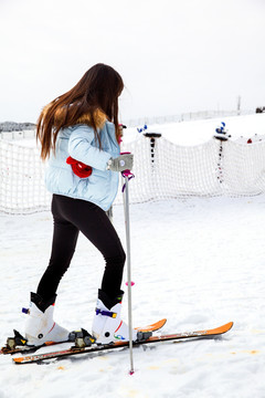 滑雪橇的女孩