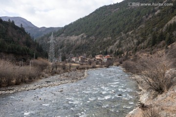 河流尽头的藏族村寨