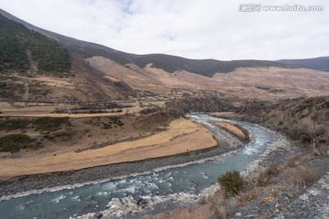 河谷边的藏族村寨