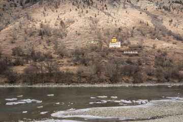 山腰上的藏传佛教寺庙