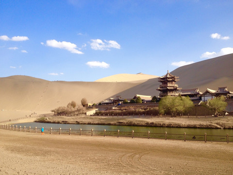 甘肃敦煌鸣沙山月牙泉景区