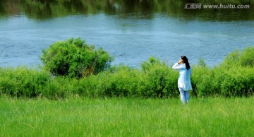 额尔古纳河边的女人背影