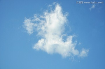 天空中小狗状的白云
