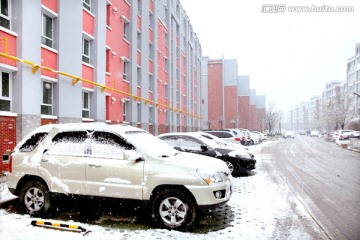 雪后的小区停车场