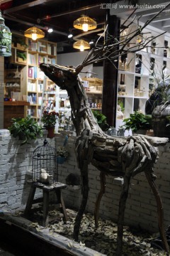 木制鹿雕塑