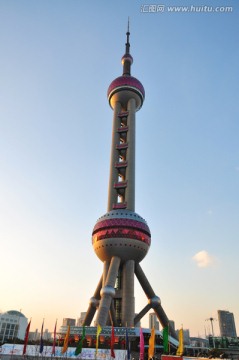 仰拍的上海东方明珠电视塔
