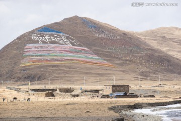 藏族民居与山顶的经幡