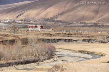 山间河畔的藏族村寨