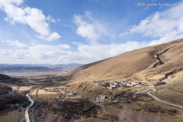 山间的藏族村寨