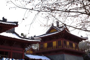 寺庙下雪天风景