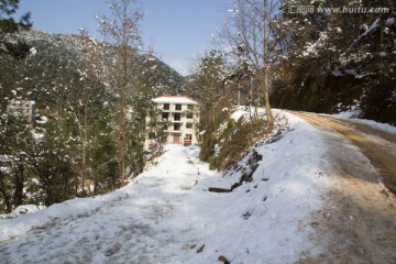 乡村雪景 山岳 蓝天白云树