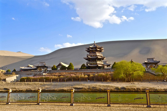 甘肃敦煌鸣沙山月牙泉景区