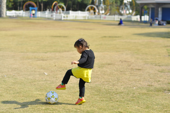 小女孩踢足球