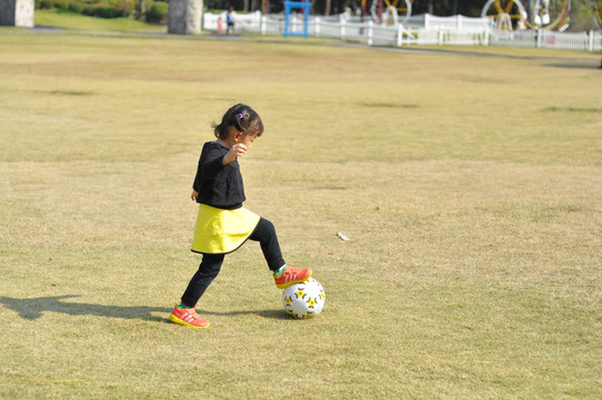小女孩踢足球