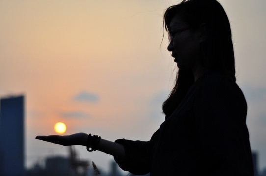 女孩手托太阳