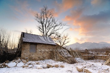 雪后的老房子