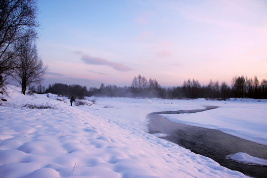 晨光中的不冻河