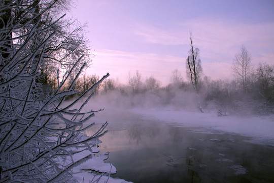 晨光中的不冻河
