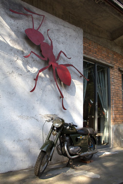 红砖厂爬墙红蚂蚁复古摩托车